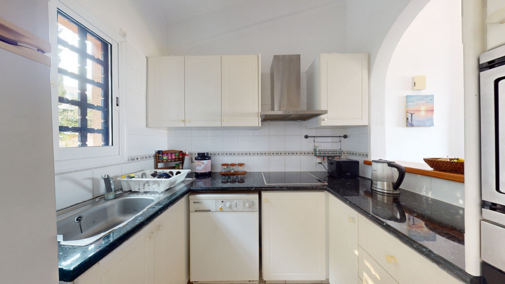 למכירה דירה מיד 2 בכלורקה (צפונית לעיר פאפוס), קפריסין היוונית