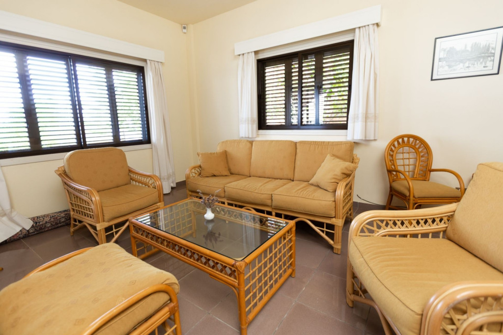 למכירה וילה בחוף הצפון-מערבי, פאפוס) 4 חדרי שינה במחיר זול!